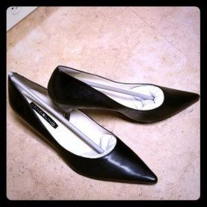 LIKE NEW: Bandolino Berry Black